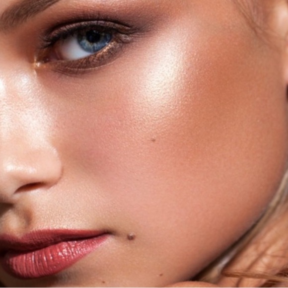 MAC Trolls Glow Rida Highlighter new in box - Picture 3 of 4